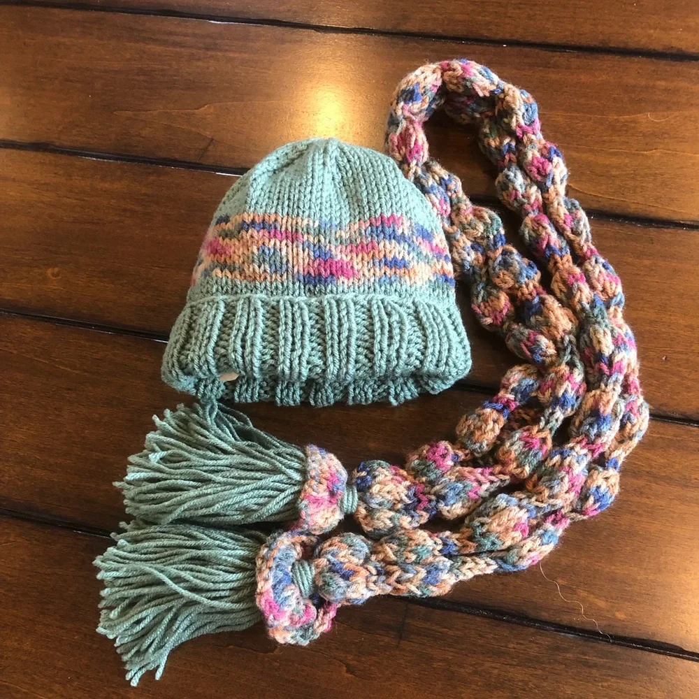 Girls Hand Knitted Hat and Scarf - Picture 1 of 6